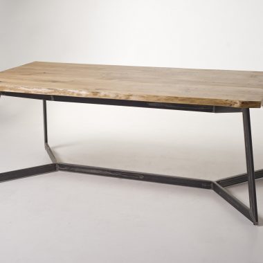 Stół Blacketen wykonany ze starego, dębowego i szlifowanego drewna w połączeniu ze stalową i masywną podstawą. Piękne połączenie materiałów.