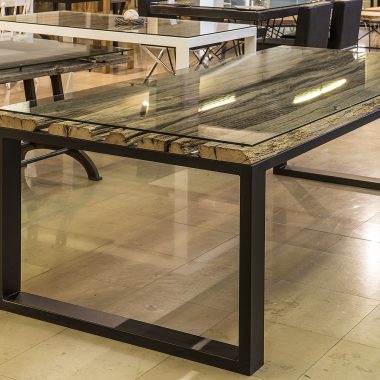 Stół to połączenie stali, drewna dębowego i szkła. Podstawa zwieńczona jest blatem wykonanym ze starych dębowych desek, przykrytym taflą hartowanego szkła.