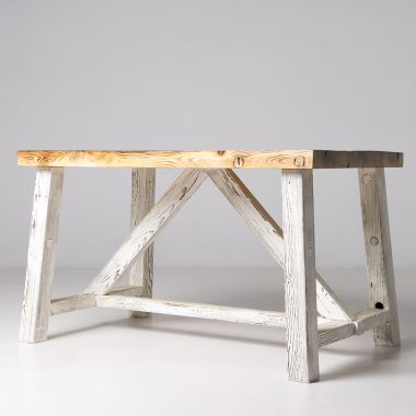 Stół, został wykonany z drewna sosnowego, pochodzącego ze starych chat na Kresach. To niezwykły stół, którego podstawę pomalowano na biały kolor.