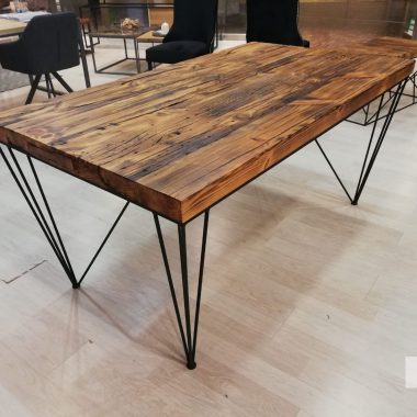 Stół wykonany z połączenia starego drewna i stalowej konstrukcji. Drewniany stół do idealnie rozwiązanie do ocieplenia wnętrza naturalnym materiałem.