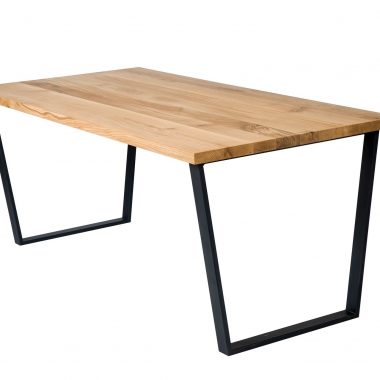 Stół wykonany z pięknego dębowego drewna i ciekawie wyprofilowanej podstawy stalowej. Idealnie sprawdzi się w jadalni lub salonie.