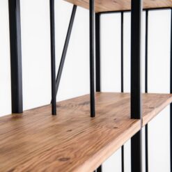 Regał na książki Astrillo do salonu w stylu industrialnym