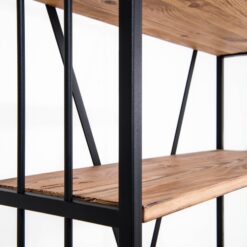 Regał drewniany do pokoju o wąskiej formie