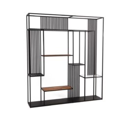 Metalowy regał z półkami ze starego drewna i szklanymi do salonu