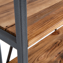 Regał z półkami ze starego drewna i siatkową dolną półką